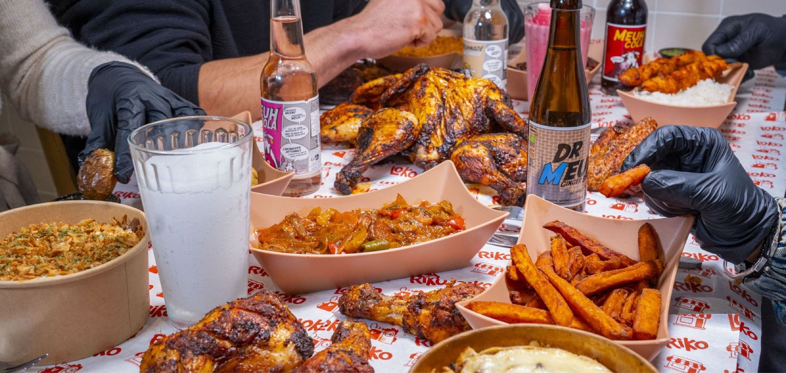 Repas partagé autour d'une table LokoRiko