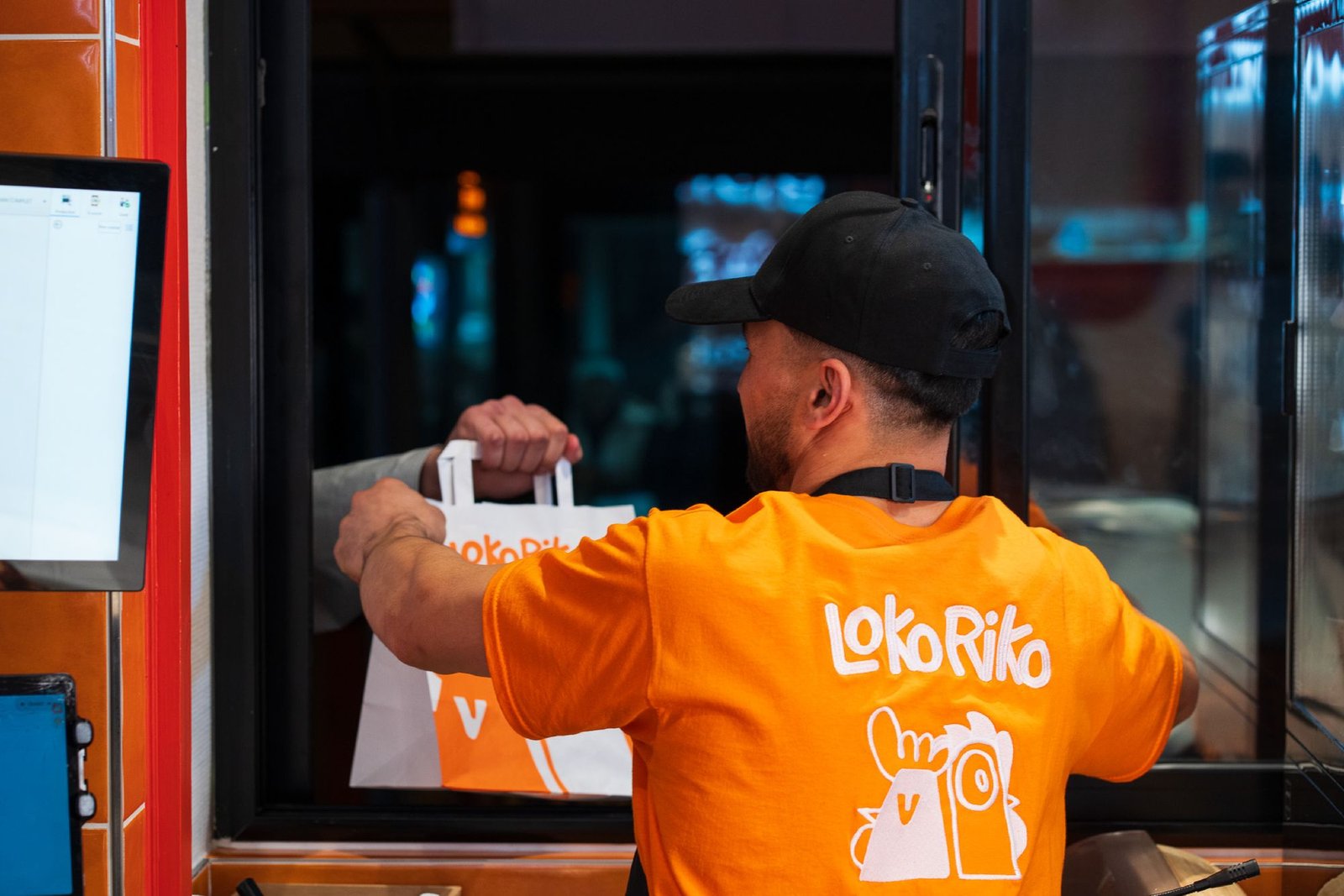 Équipier LokoRiko remettant une commande Click & Collect