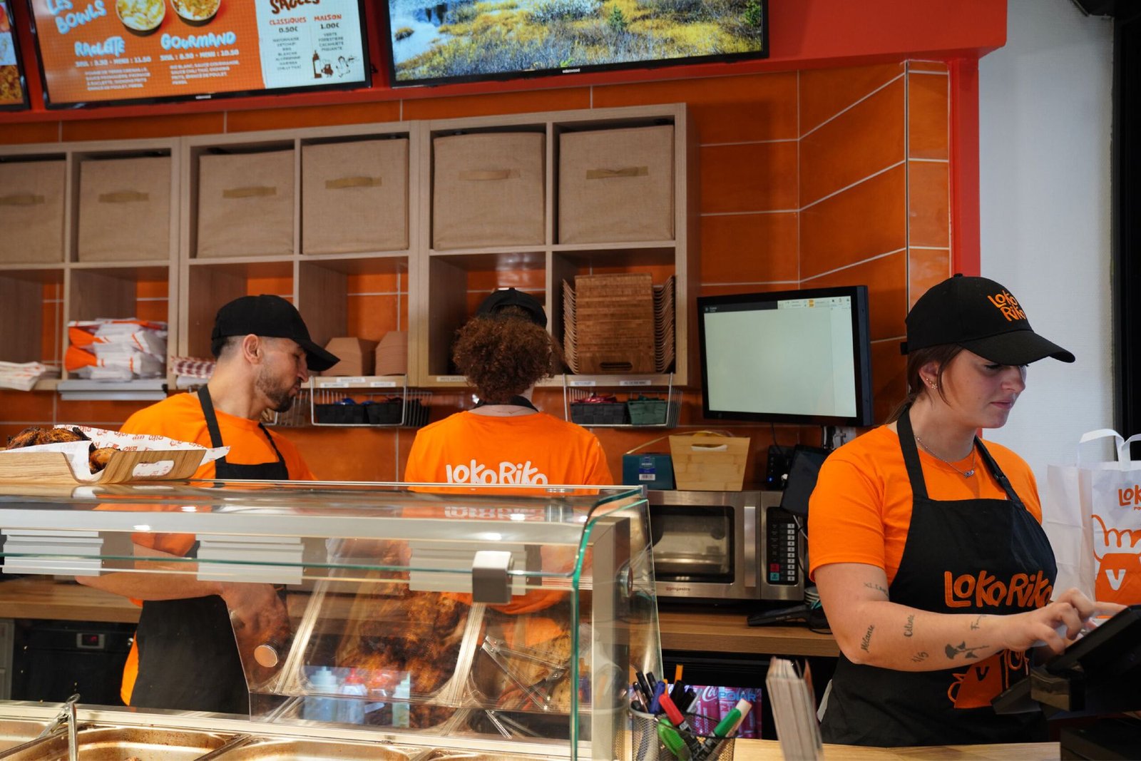 L'équipe LokoRiko derrière le comptoir du restaurant