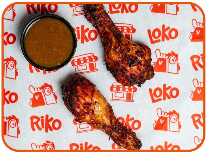 Deux pilons de poulet braisé
